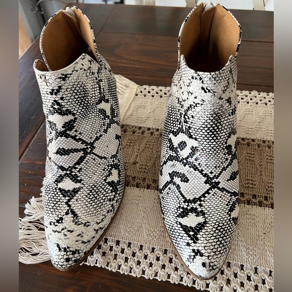Animal print black and white snake print booties - Picture 2 of 8